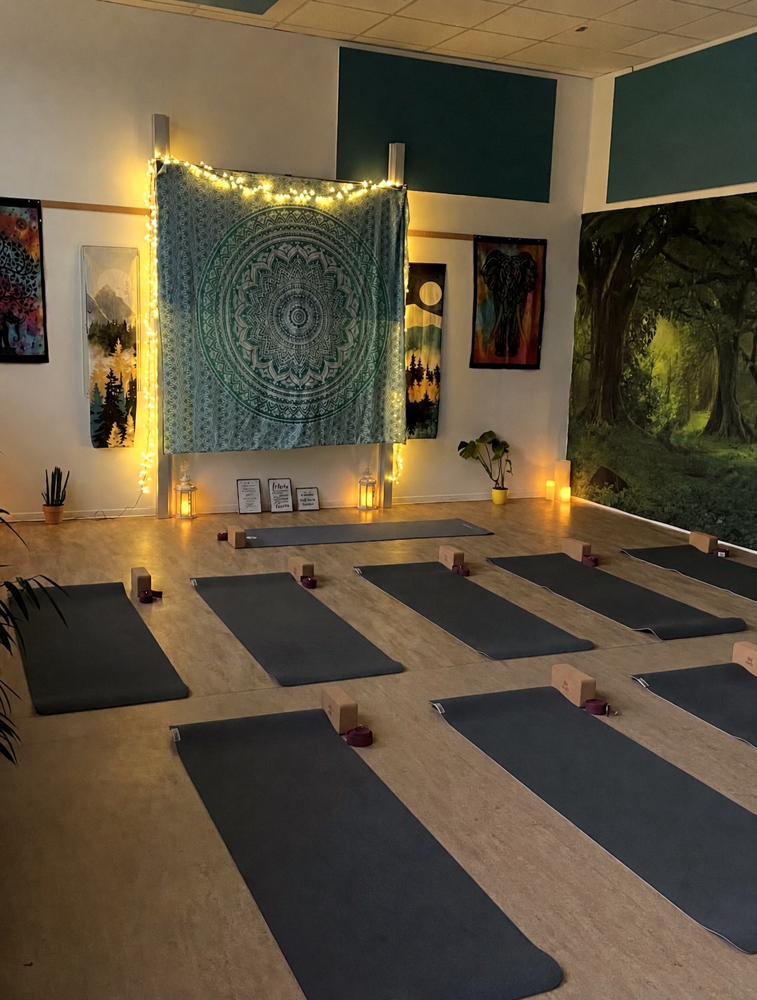 Vorbereitete Yogamatten, Decken und Kissen im echten Yogaraum