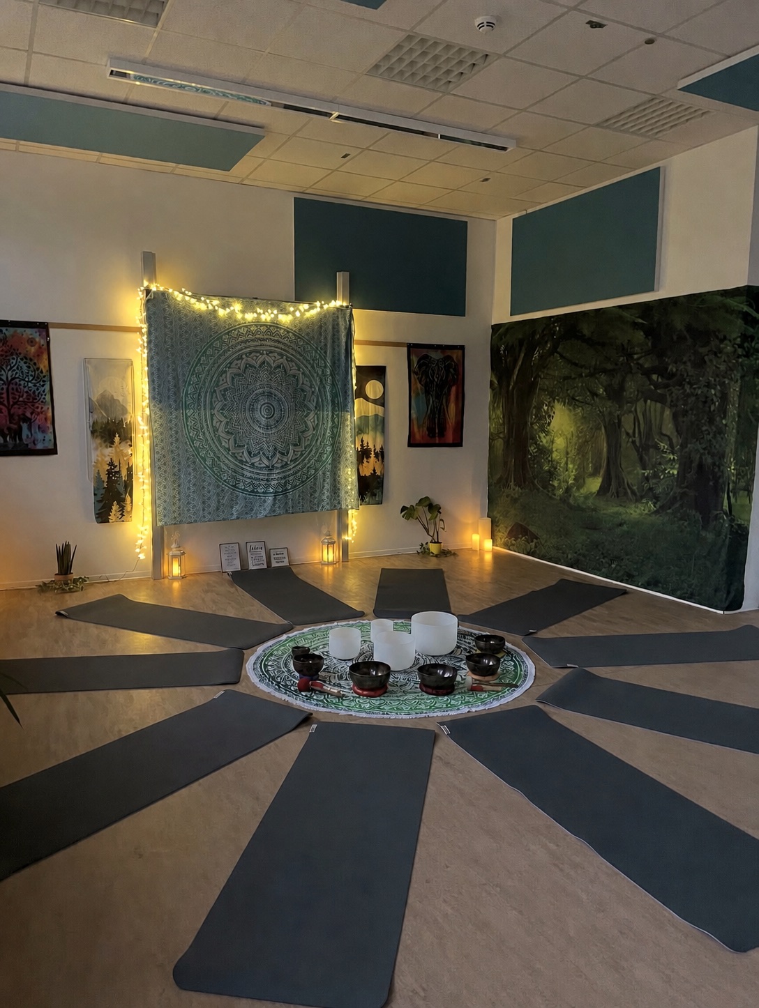 Vorbereiteter Yogaraum mit Matten, Klangschalen und kindgerechter Atmosphäre