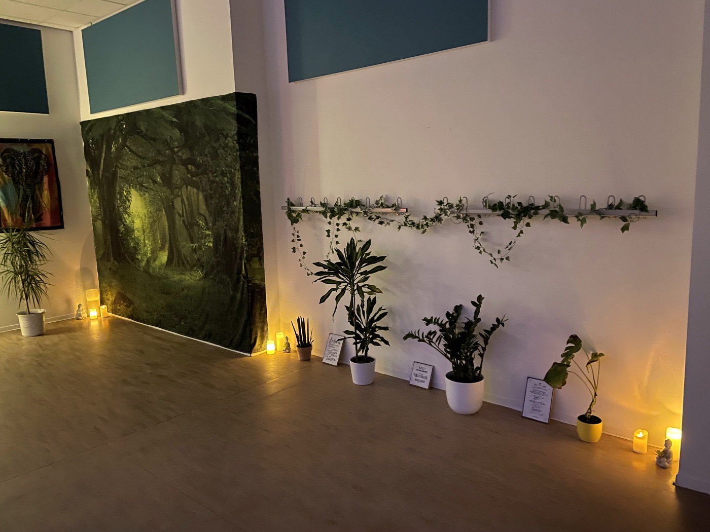 Heller vorbereiteter Yogaraum als ruhiger Informationsbereich für Eltern
